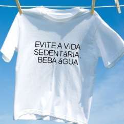 Camiseta Evite a vida sedentaria beba agua